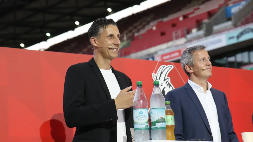 Die FC-Geschäftsführer Christian Keller und Philipp Türoff beim Stammtisch am Dienstagabend. (Foto: GEISSBLOG)