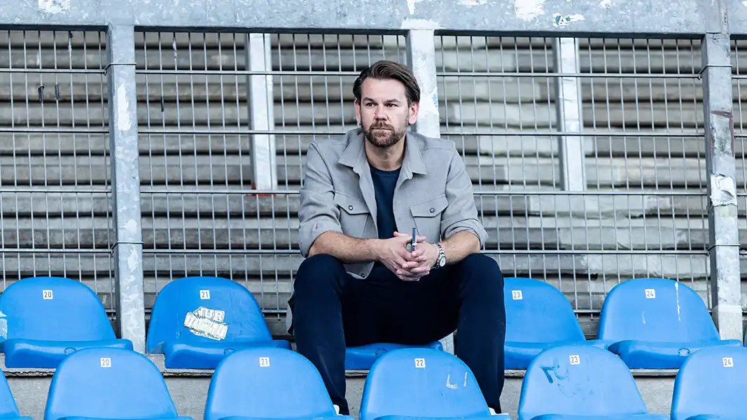 Thomas Kessler beim Benefiz-Turnier in Bonn auf der Tribüne. (Foto: IMAGO / Beautiful Sports)