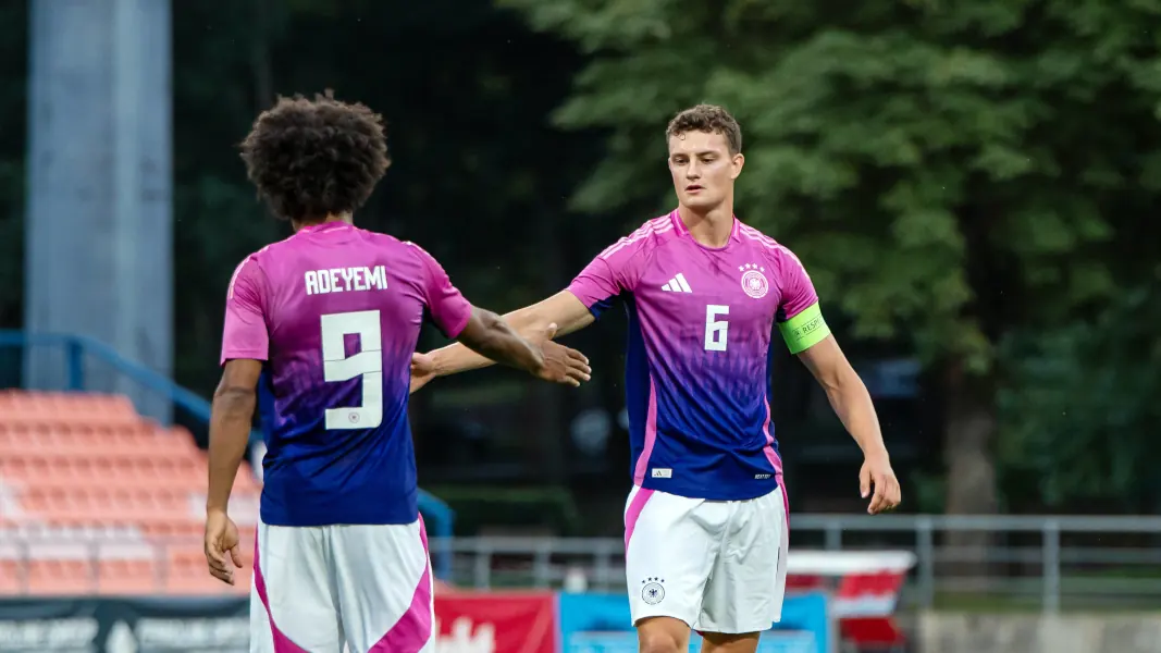 U21-Kapitän Eric Martel klatscht mit dem dreifachen Torschützen Karim Adeyemi ab. (Foto: IMAGO / Sportfoto Rudel)