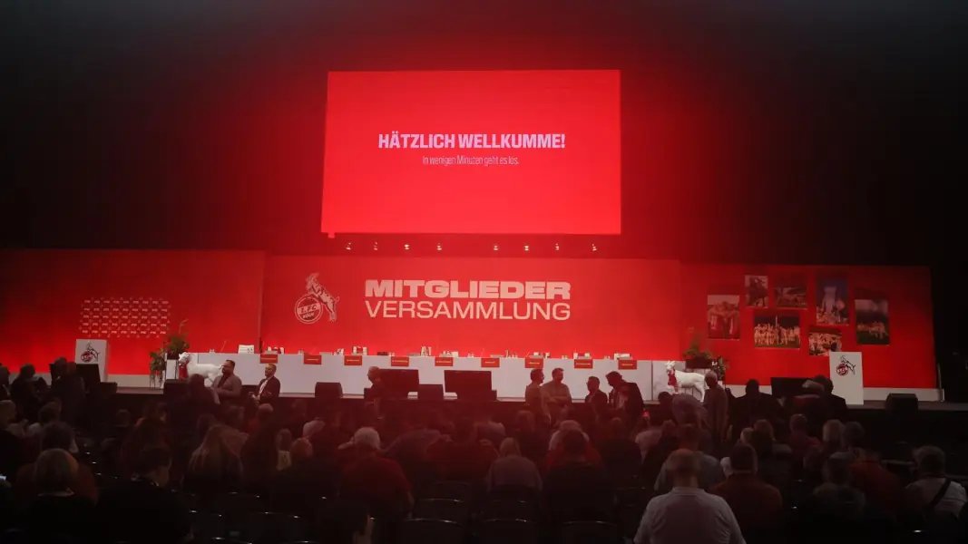 In der Lanxess Arena läuft die Mitgliederversammlung des 1. FC Köln. (Foto: Bucco)