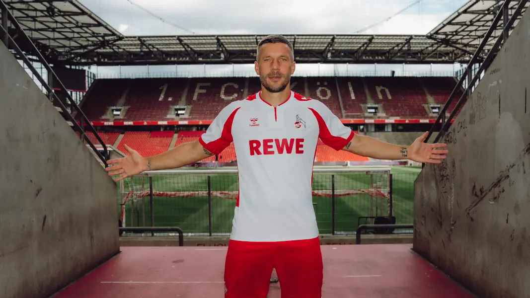 Lukas Podolski im neuen Sondertrikot. (Foto: 1. FC Köln)