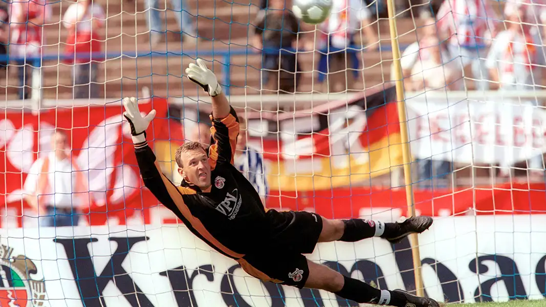 Fünfmal musste Markus Pröll im August 2000 gegen Magdeburg hinter sich greifen. (Foto: IMAGO / Contrast)