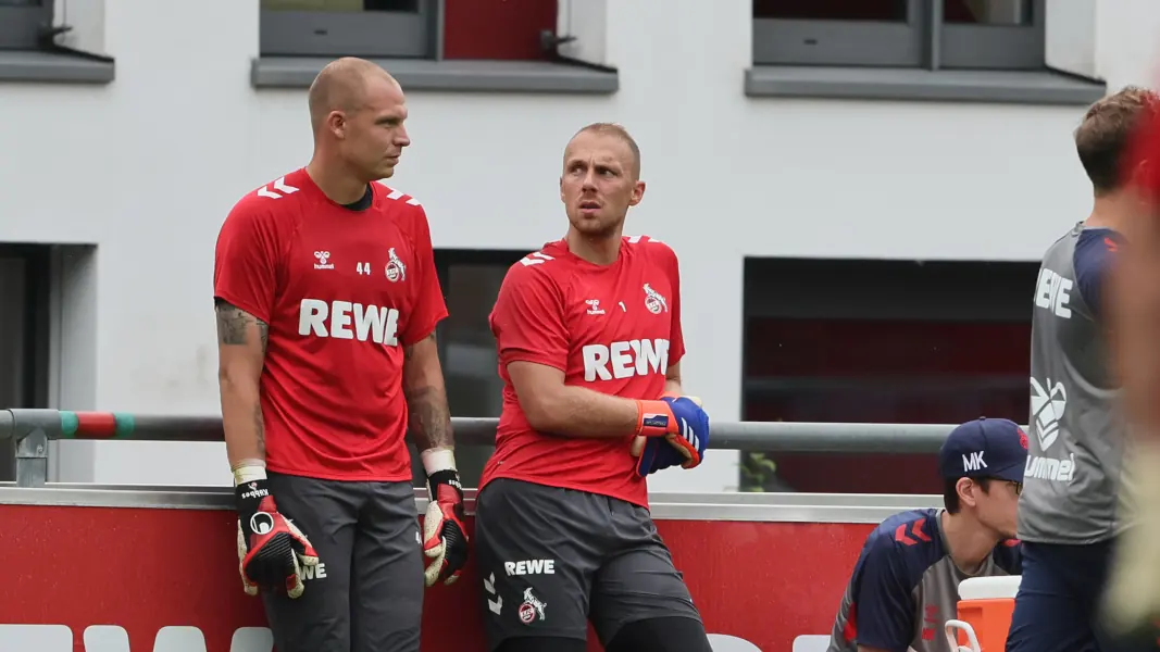 Marvin Schwäbe auf dem Trainingsplatz mit Torhüterkollege Matthias Köbbing. (Foto: Bucco)