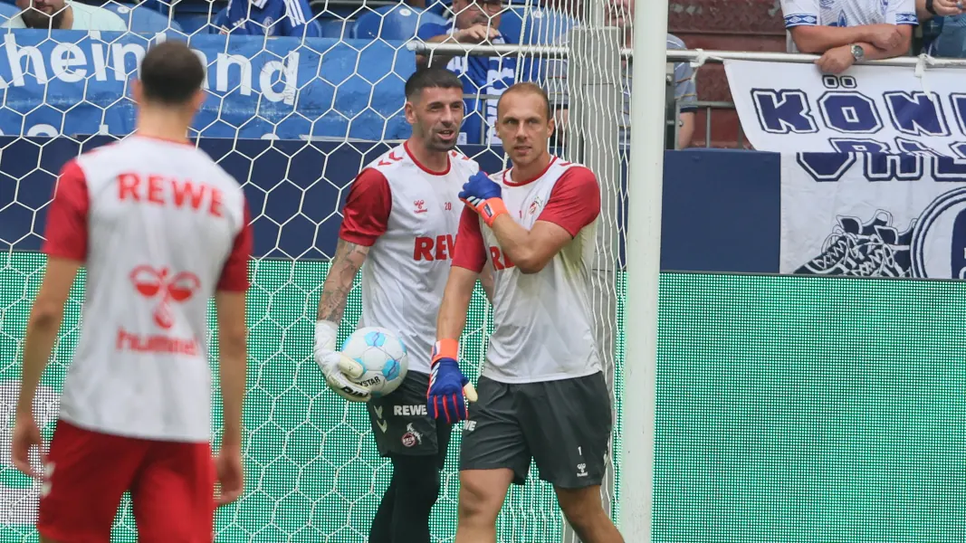 Marvin Schwäbe beim Aufwärmprogramm auf Schalke. (Foto: Bucco)