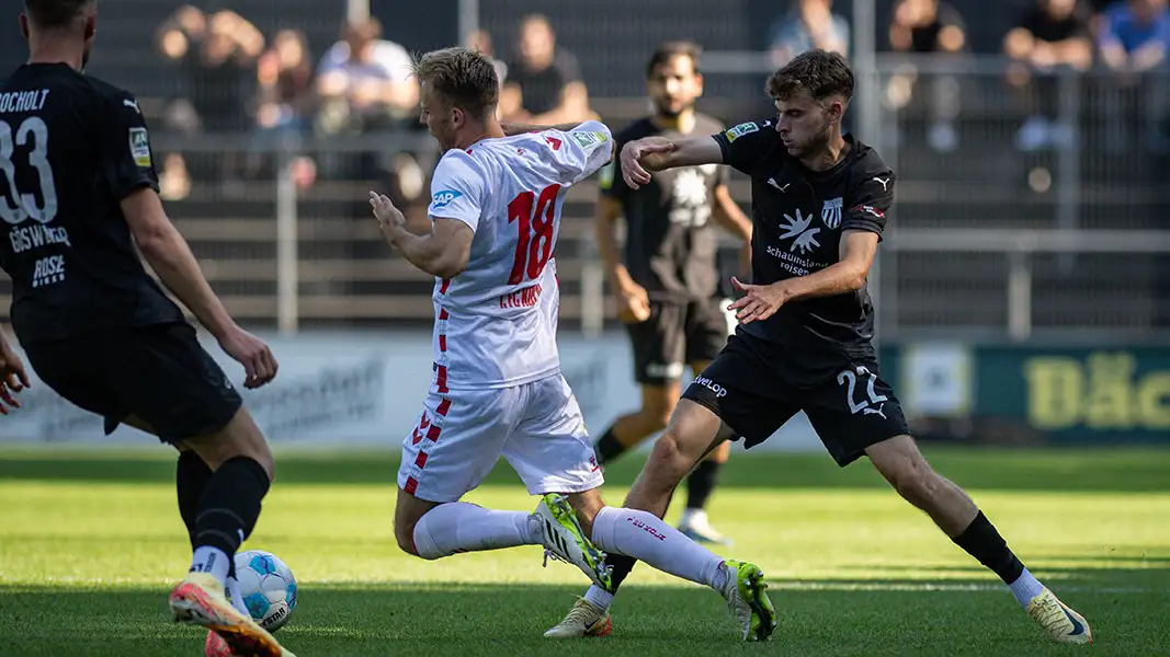 Georg Strauch im Zweikampf: Zwischen der U21 des 1. FC Köln und dem 1. FC Bocholt ging es hitzig zur Sache. (Foto: IMAGO / Klumpen Sportfoto)