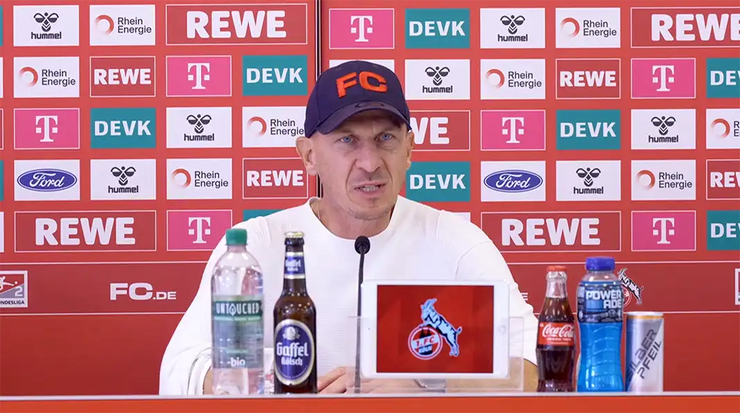 Gerhard Struber auf der Pressekonferenz. (Foto: 1. FC Köln)