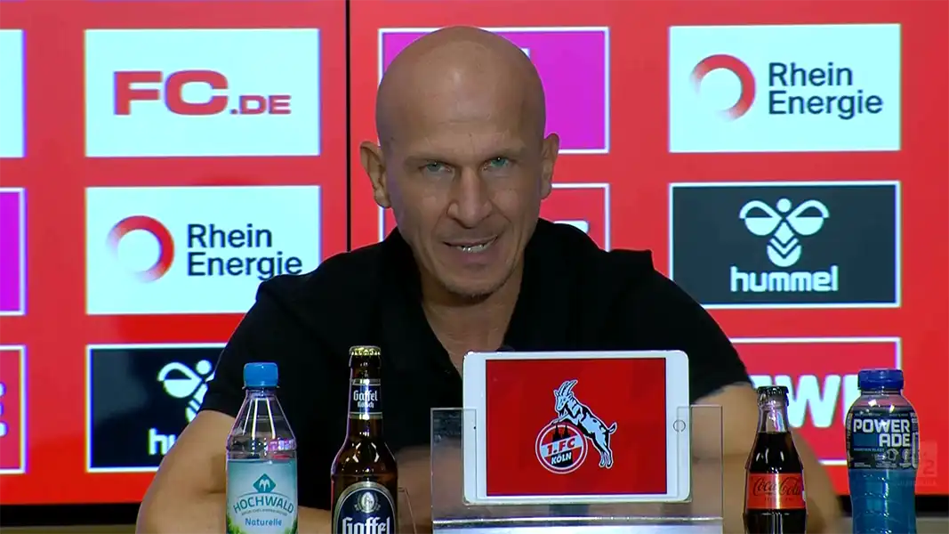 Gerhard Struber nach dem Spiel gegen den KSC auf der Pressekonferenz. (Foto: 1. FC Köln)