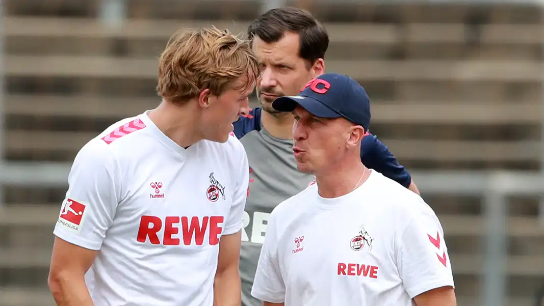 Gerhard Struber im Austausch mit Timo Hübers. (Foto: Bucco)