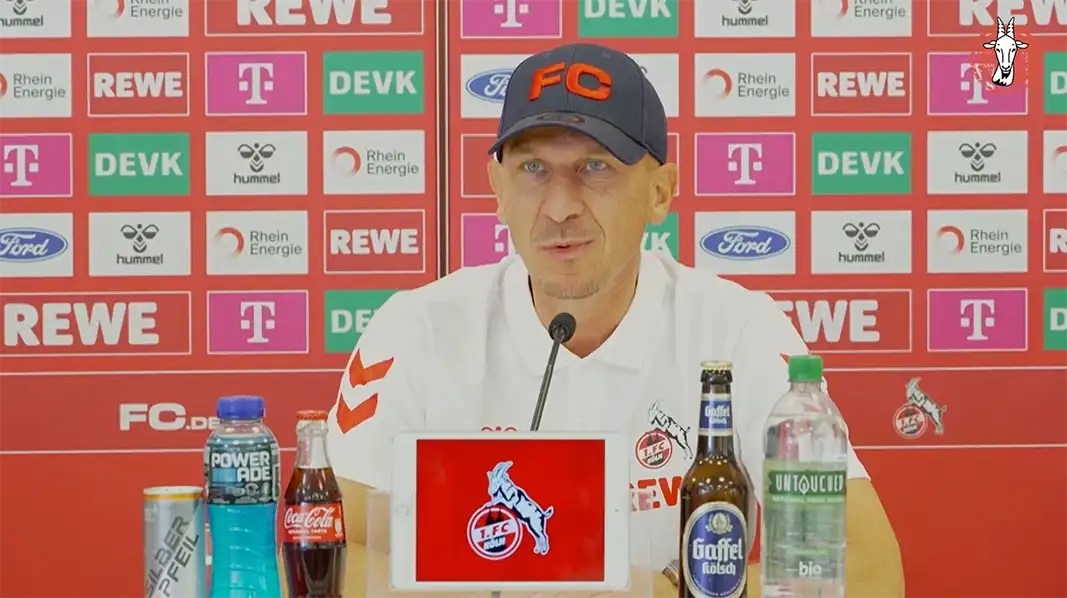 Gerhard Struber auf der Pressekonferenz. (Screenshot: 1. FC Köln)