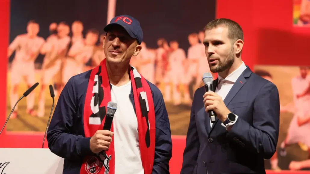 Gerhard Struber mit Medienchef Till Müller. (Foto: Bucco)