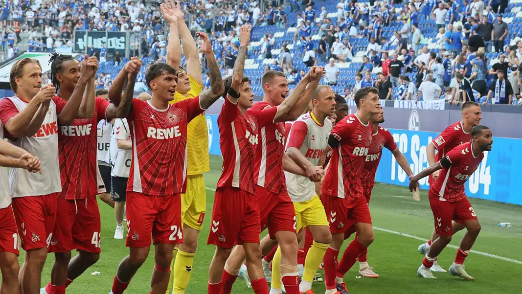 Die FC-Spieler jubeln nach dem Sieg auf Schalke. (Foto: Bucco)