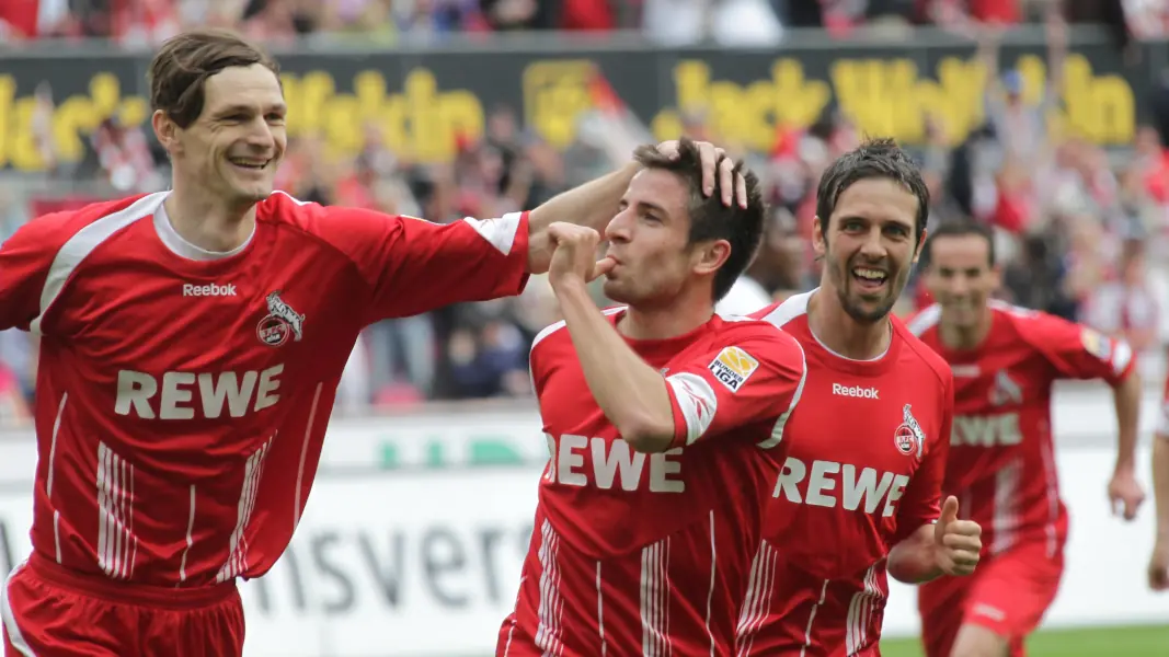 Zoran Tosic (M.) jubelt 2010 mit Milivoje Novakovic und Fabrice Ehret. (Archivfoto: Bopp)