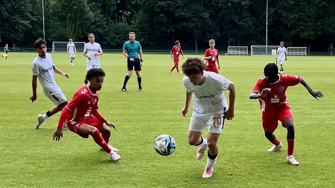 Die in Rot gekleidete U17 des 1. FC Köln schlug am Samstag den rheinischen Rivalen Bayer Leverkusen. (Foto: GEISSBLOG)