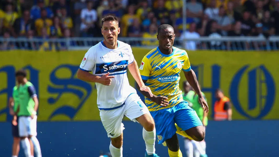 Fabian Schnellhardt und Anthony Ujah im Zweitliga-Duell mit Darmstadt und Braunschweig. (Foto: IMAGO / Jan Huebner)