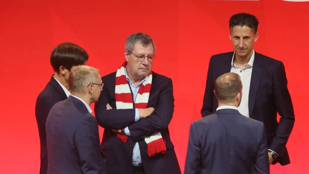 Der Vorstand um Werner Wolf beriet sich noch am Dienstagabend in der Arena. (Foto: Bucco)