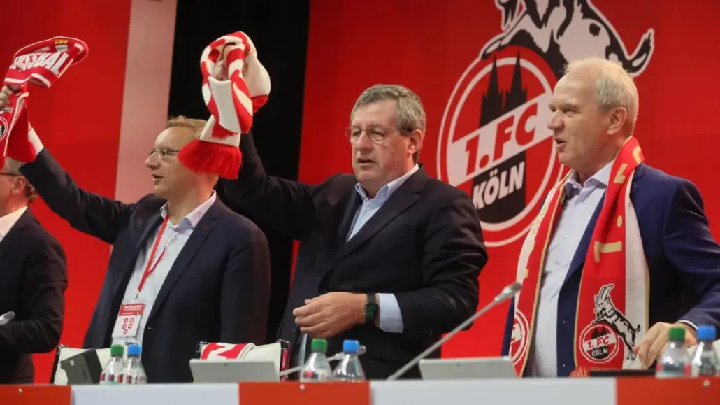 Präsident Werner Wolf und Vize Eckhard Sauren mit Sitzungsleiter Karl-Ludwig Kley. (Foto: Bucco)