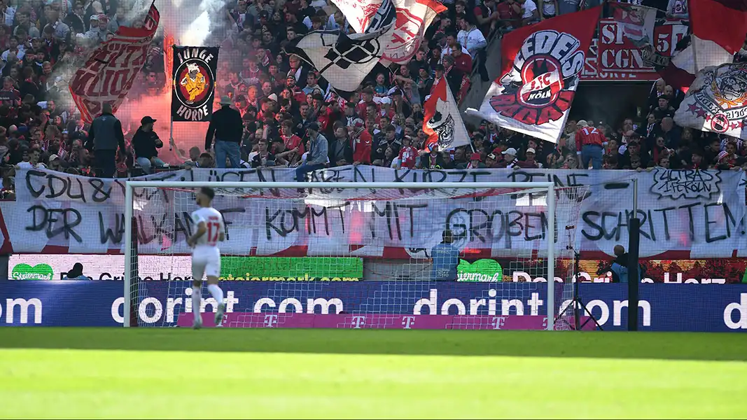 Das Banner gegen CDU und Volt am Samstag im Stadion. (Foto: IMAGO / DeFodi)