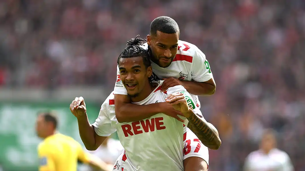 Damion Downs mit seiner Schweige-Geste nach dem Tor zum 3:0 gegen den KSC. (Foto: IMAGO / DeFodi)