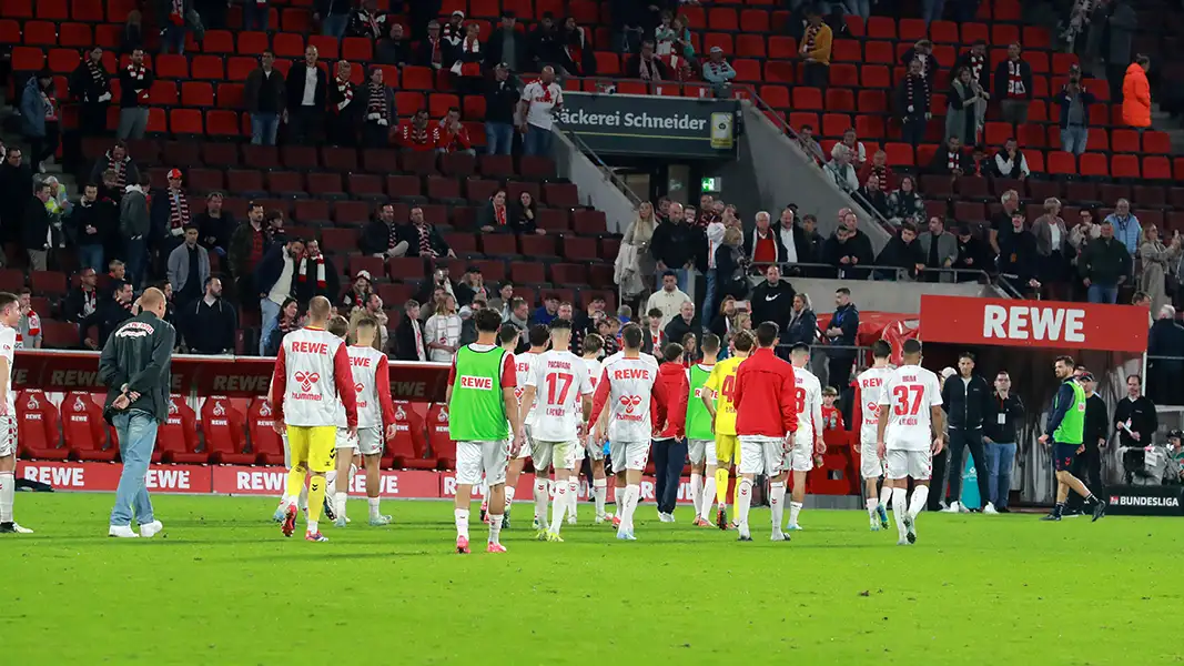 Die FC-Profis verschwinden nach der vierten Saisonniederlage in der Kabine. (Foto: Bucco)