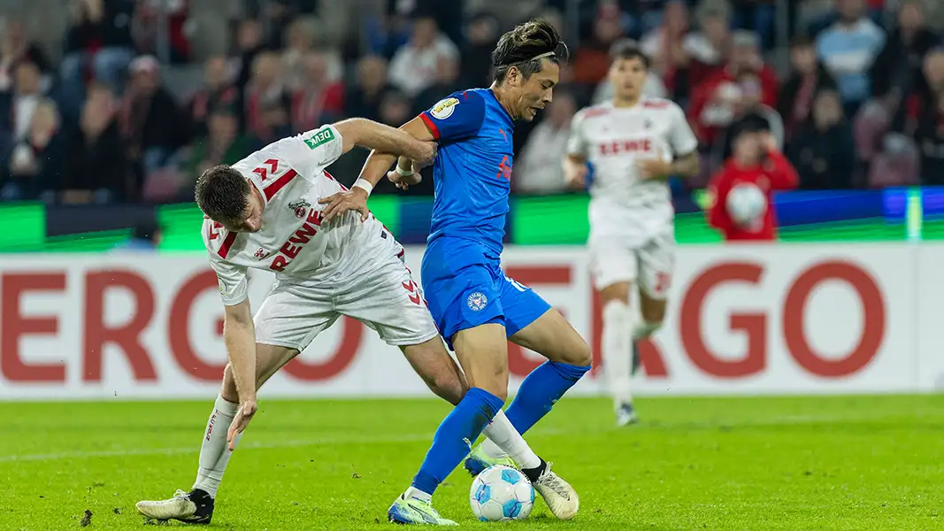 Dominique Heintz bei seiner fairen Balleroberung gegen Shuto Machino. (Foto: IMAGO/ Simon)