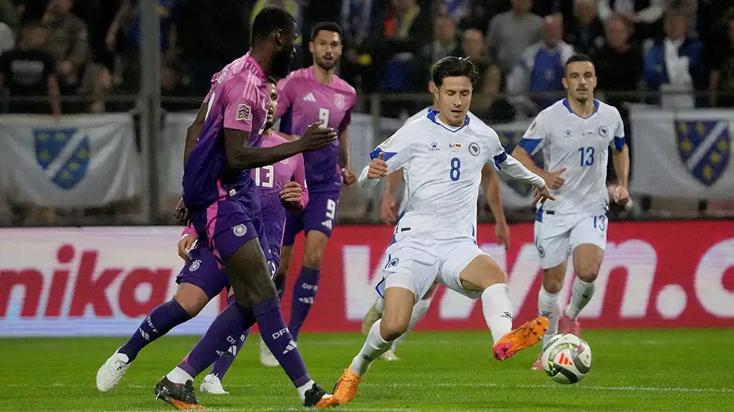 Denis Huseinbasic mit Bosnien und Herzegowina gegen die deutsche Nationalmannschaft. (Foto: IMAGO / Nordphoto)