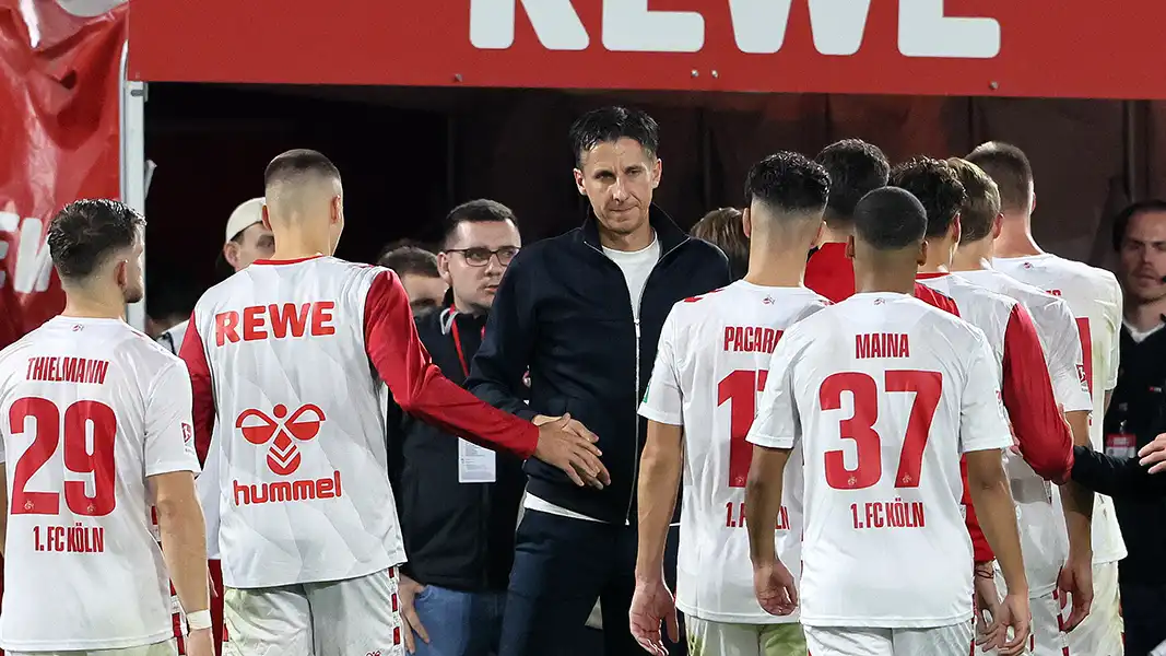 Christian Keller nach dem Spiel mit den FC-Spielern. (Foto: Bucco)