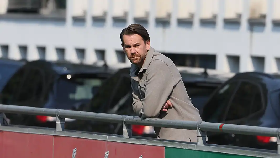 Thomas Kessler beobachtet das Training am Geißbockheim. (Foto: Bucco)