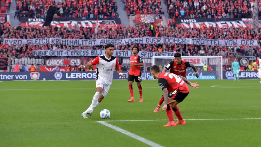 Diese Spruchbänder zeigten die Bayer-Fans beim Heimspiel gegen Frankfurt. (Foto: IMAGO / Jan Huebner)