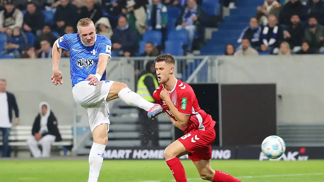 Isac Lidberg trifft gegen Rasmus Carstensen und den FC zum 3:1. (Foto: IMAGO / Jan Huebner)