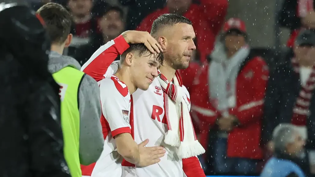 Lukas Podolski mit seinem Sohn Louis nach dem Spiel. (Foto: IMAGO / Nordphoto)