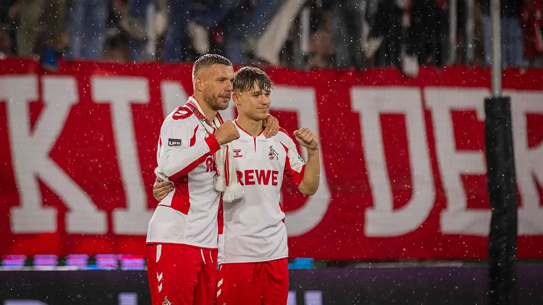 Lukas Podolski mit seinem Sohn Louis nach dem Spiel. (Foto: IMAGO / Müller)