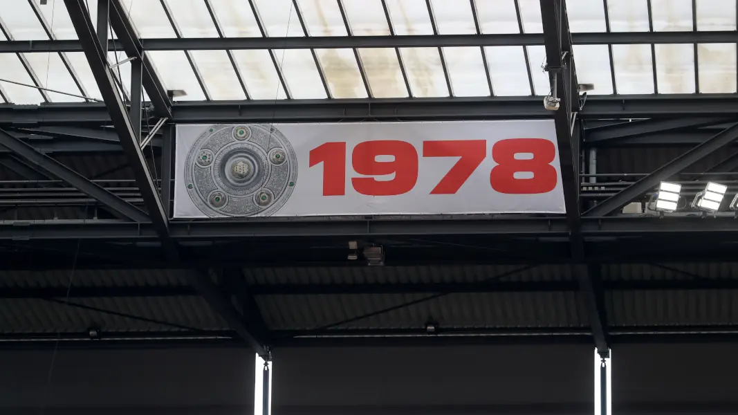 Das Banner für die dritte und bislang letzte Meisterschaft des 1. FC Köln hängt unter dem Dach des RheinEnergieStadions. (Foto: Bucco)