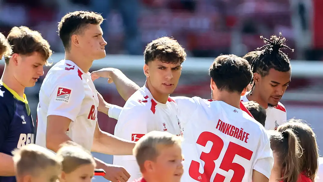 Julian Pauli (Mitte) vor dem Spiel gegen den SSV Ulm. (Foto: Bucco)