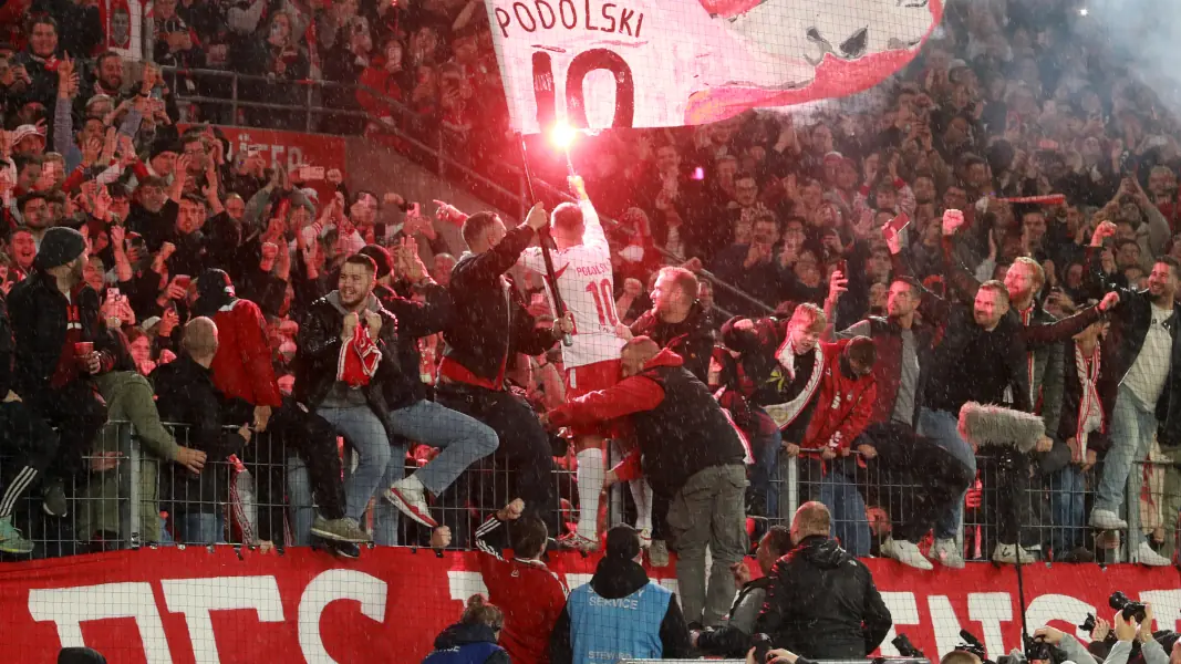 Lukas Podolski verabschiedete sich mit Pyro-Fackel in der Hand von der Kölner Südkurve. (Foto: Bucco)