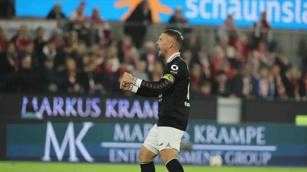 Was ein Einstand: Podolski trifft früh zum 1:0. (Foto: Bucco)