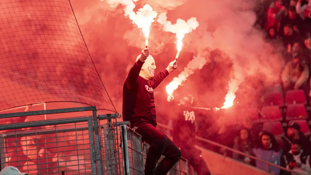 Der Gästeblock beim Abschiedsspiel von Lukas Podolski. (Foto: IMAGO / HMB-Media)