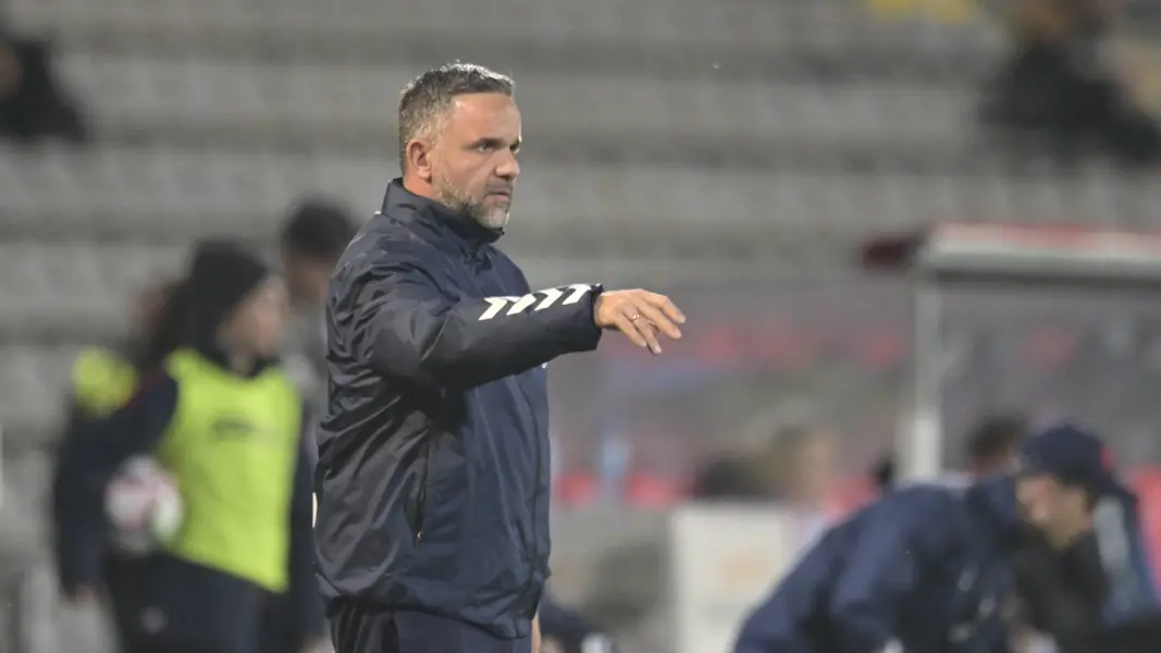 U21-Trainer Evangelos Sbonias beim Sieg in Wuppertal. (Foto: IMAGO / Nordphoto)