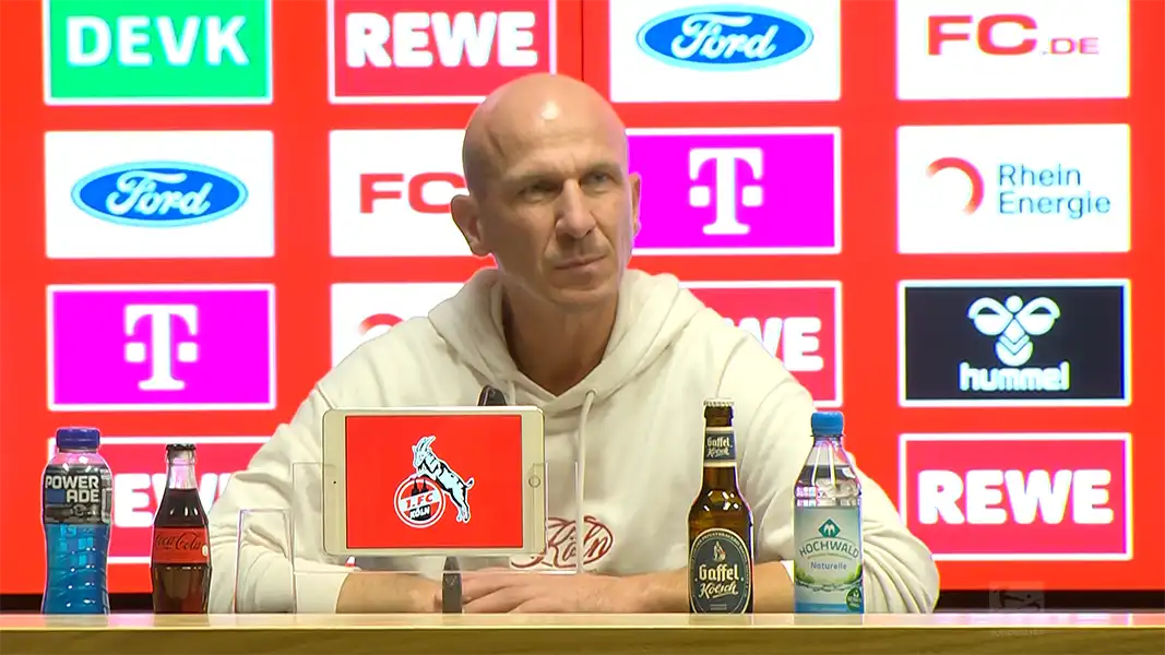 Gerhard Struber auf der Pressekonferenz. (Foto: 1. FC Köln)