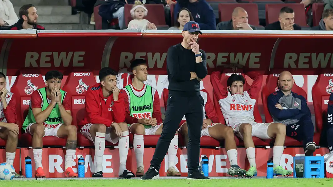 Gerhard Struber und die konsternierten FC-Spieler kurz vor Spielende gegen Paderborn. (Foto: Bucco)