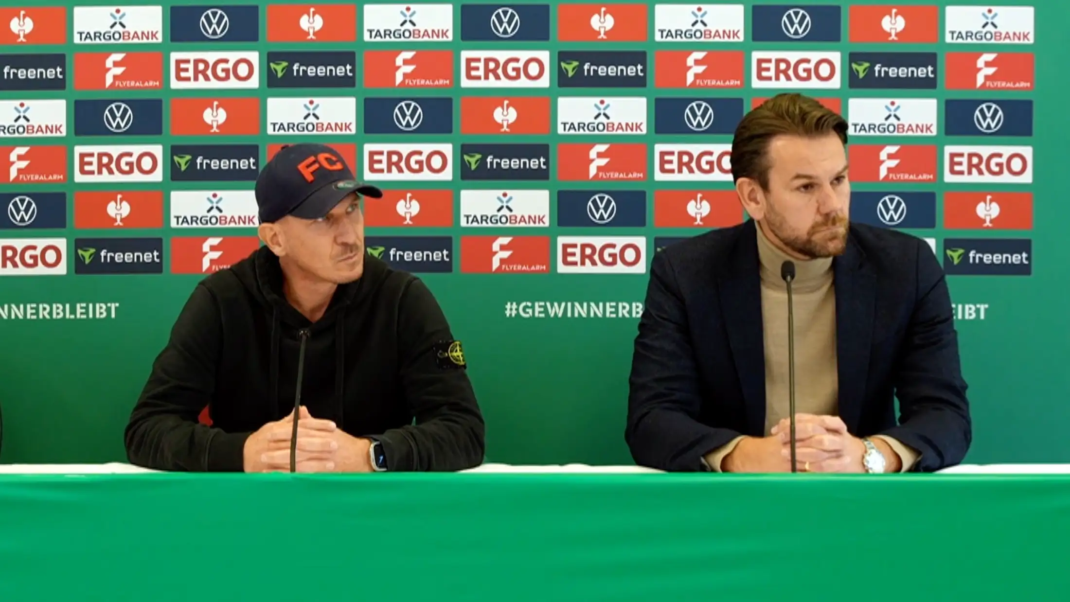 Gerhard Struber und Thomas Kessler auf der Pressekonferenz vor dem Pokal-Spiel gegen Holstein Kiel. (Foto: 1. FC Köln)