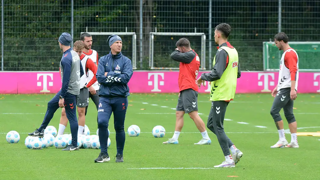 Gerhard Struber im Gespräch mit Trainings-Rückkehrer Dejan Ljubicic. (Foto: GEISSBLOG)