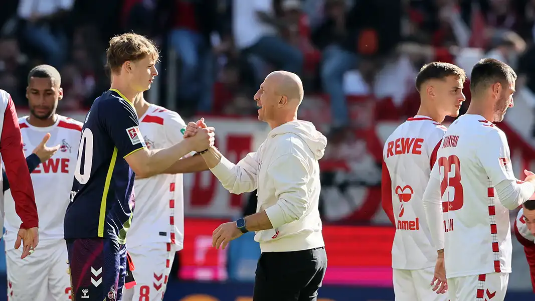 Gerhard Struber gratuliert Jonas Urbig zum Zu-Null-Spiel. (Foto: Bucco)