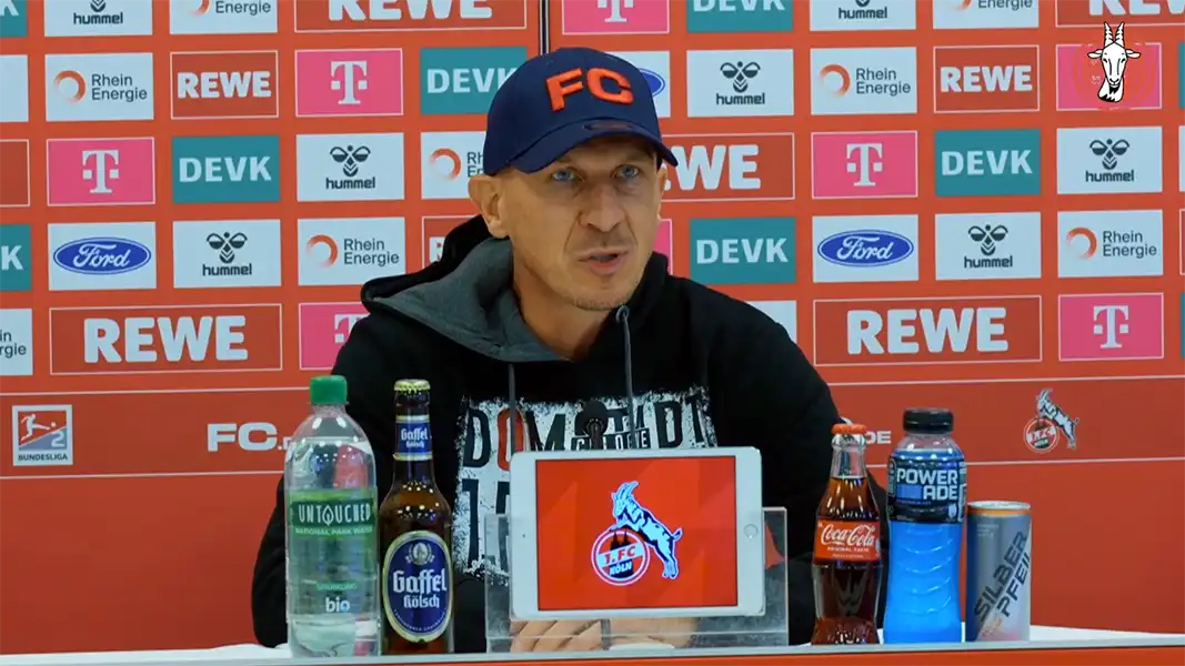 Gerhard Struber auf der Pressekonferenz. (Foto: 1. FC Köln)