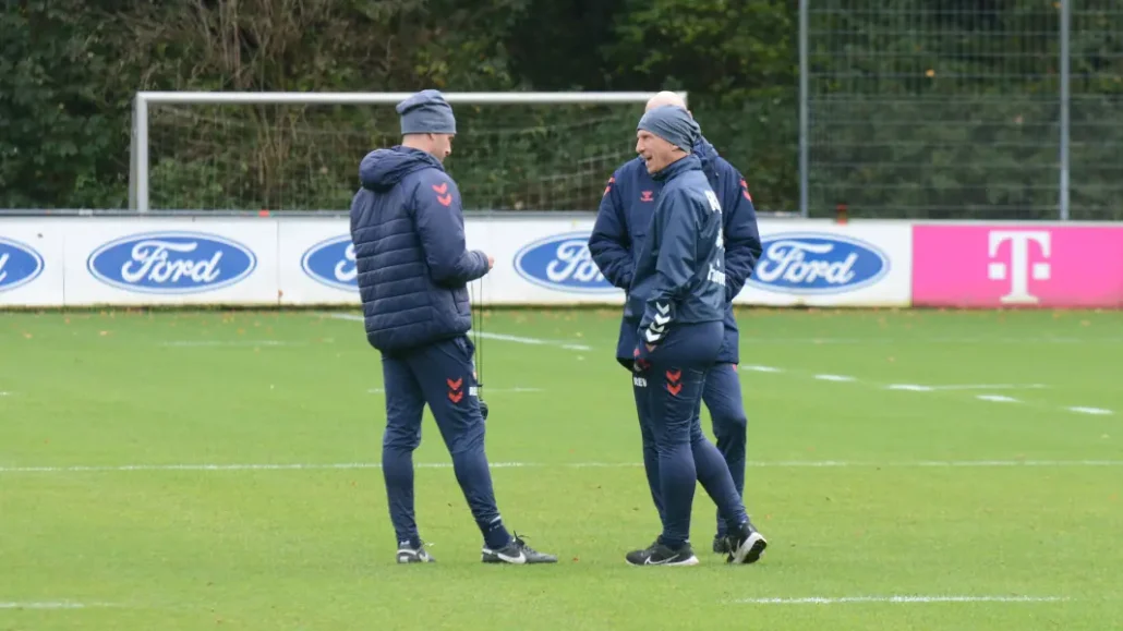 Gerhard Struber und seine Assistenten nach dem Samstagstraining. (Foto: Geissblog)