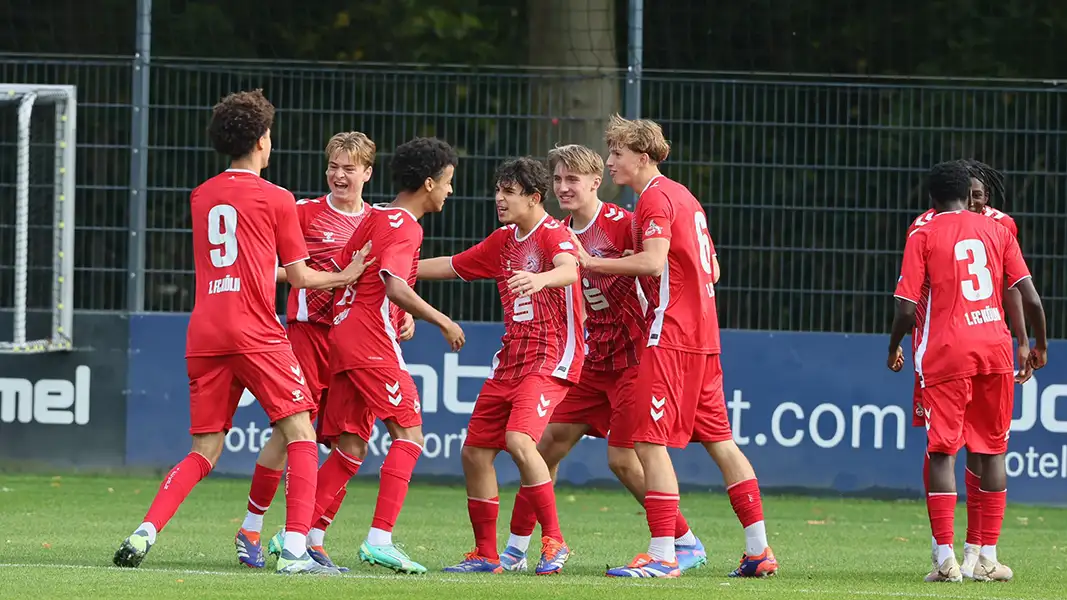 Die U17 des 1. FC Köln bejubelt ihren Kantersieg gegen den 1. FC Kaiserslautern. (Foto: Bucco)