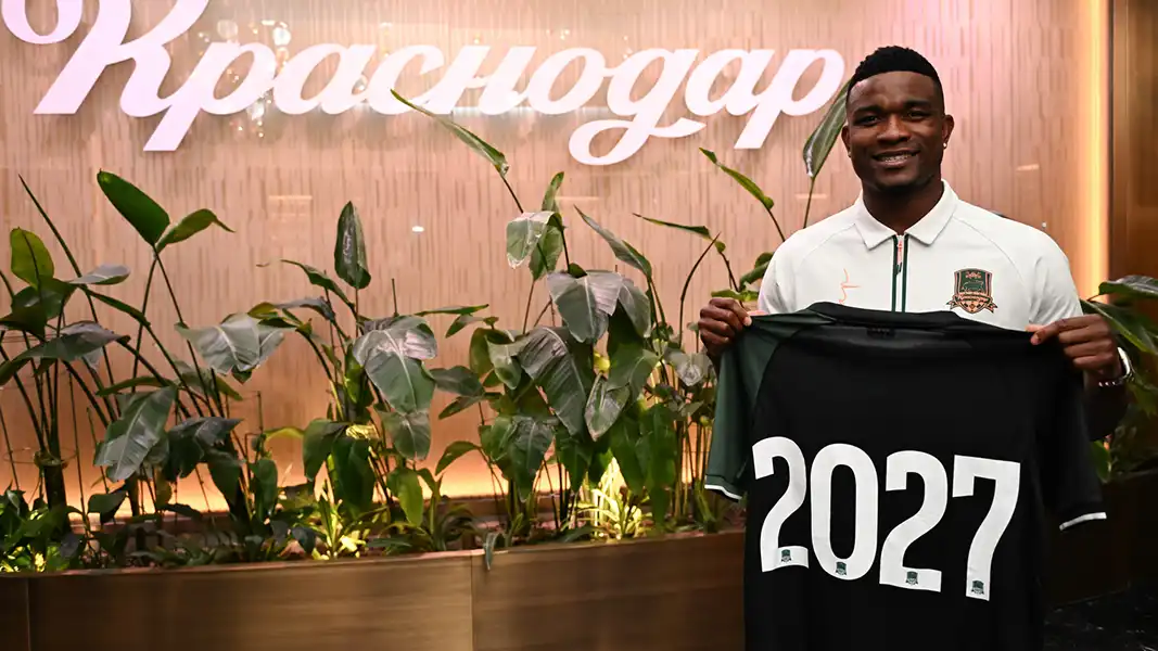 Jhon Cordoba bei seiner Vertragsverlängerung. (Foto: FK Krasnodar)