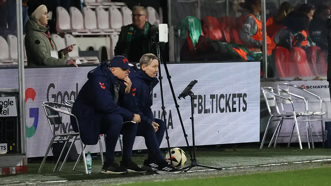 Daniel Weber und Jacqueline Dünker müssen die nächste herbe Niederlage der FC-Frauen mitansehen. (Foto: GEISSBLOG)