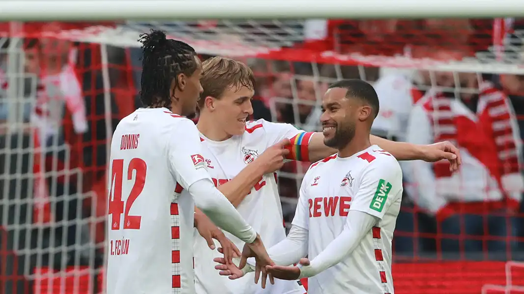 Damion Downs, Timo Hübers und Linton Maina freuen sich über den Sieg gegen Fürth. (Foto: Bucco)