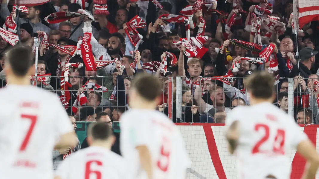 Der 1. FC Köln vor seinen Fans. (Foto: Bucco)