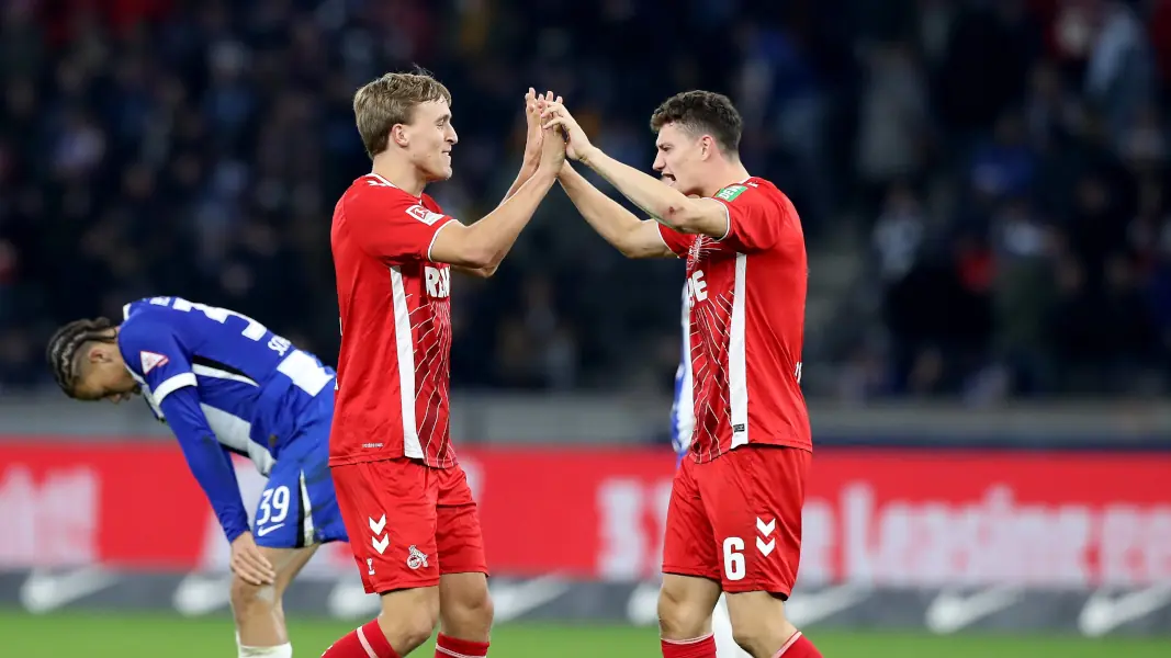 Timo Hübers und Eric Martel jubeln über den Sieg in Berlin. (Foto: IMAGO / Jan Huebner)